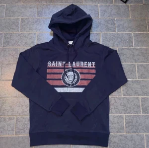Saint Laurent hoodie  - Säljer nu denna riktigt feta saint Laurent hoodie i storlek S | står m men den sitter som en s | den är helt ny | skriv vid frågor eller intresse!
