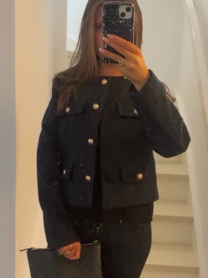 mörkblå jacka med guldknappar  - säljer min super söta  jacka i mörkblå med guldknappar ifrån zara som inte finns mer (pris går att diskutera)