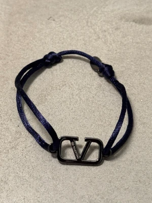 Valentino armband - Säljer detta sjukt feta armband i nyskick~ kan matcha riktigt feta outfits med det för bara en liten slant~ kan justeras riktigt lätt~vid funderingar är det bara att skriva~ först till kvarn!