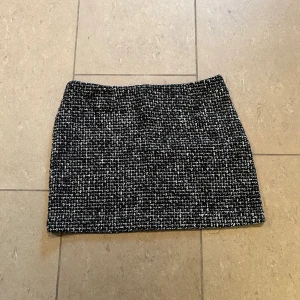 Svartvit kjol från Kappahl - Svartvit kjol från kappahl, dragkedja i sidan tjockt tyg bra kvalite lyxig känsla🙏🏻😊 helt ny oanvänd