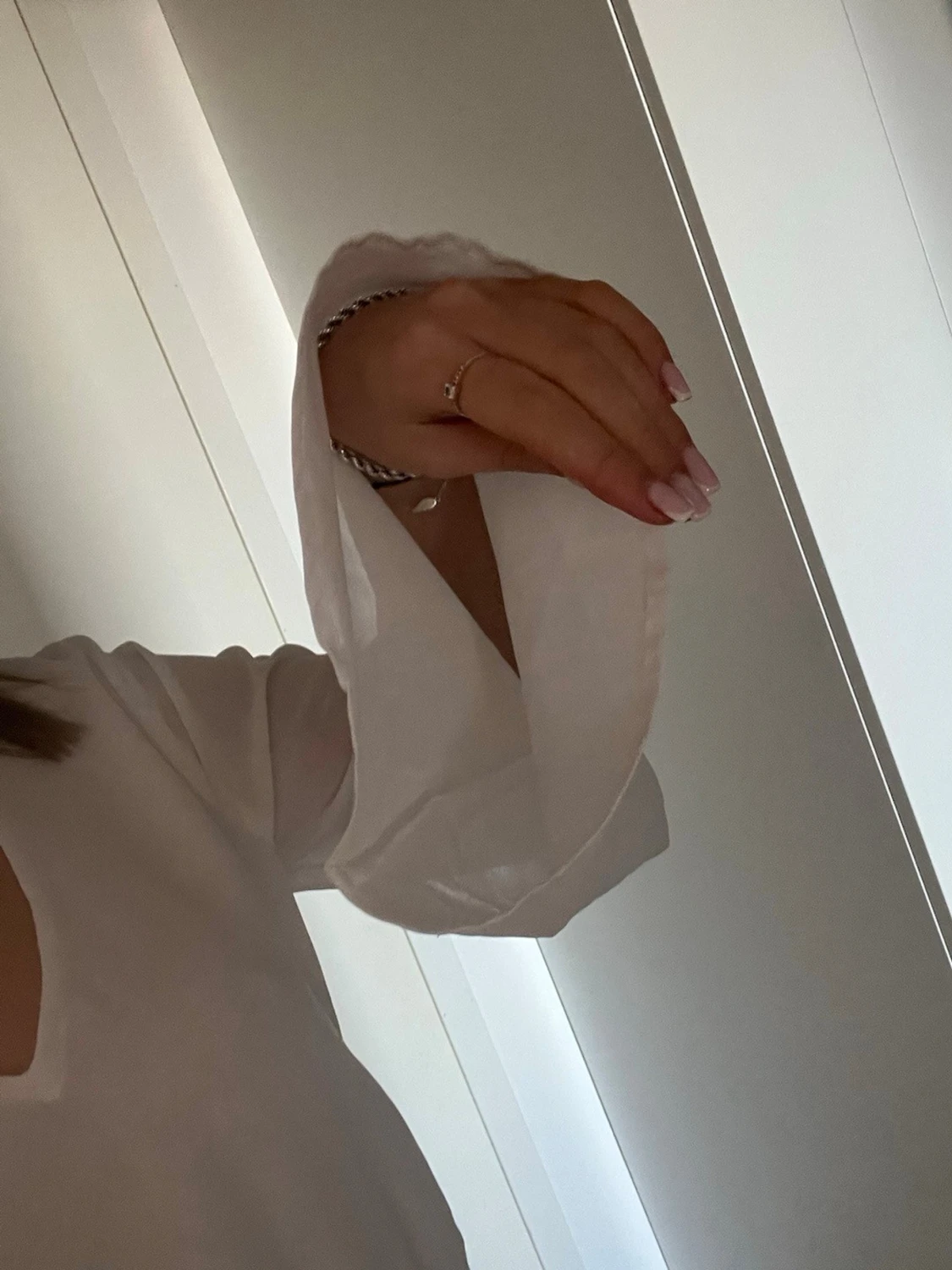 Vit volangklänning med v-ringning - 3