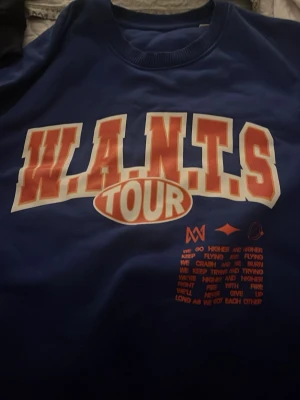 Blå W.A.N.T.S TOUR sweatshirt - Marcus och Martinus Merch i storlek S