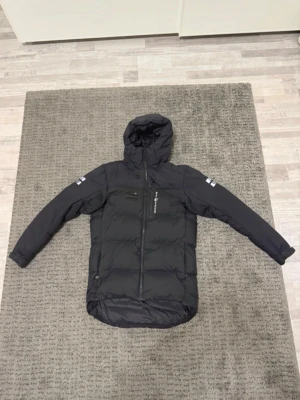 Svart dunjacka från Sail Racing - Svart jacka från Sail racing. Köpte för 4499kr. Passar både tjej och kille. Knappt använd, jätte bra skick. Pris går att diskutera 