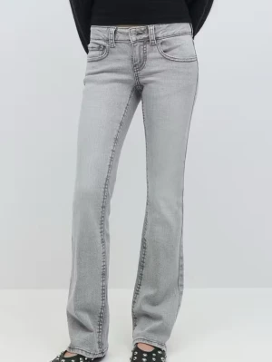 Grå y2k bootcut jeans Gina Tricot - Gråa bootcut jeans med låg midja från Gina Tricot i storlek 44, knappt använda så inga defekter!!