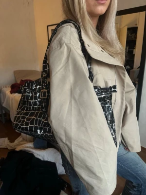 Vintage väska  - As ball större silvrig och svart vintage väska som inte går att få tag i, priset går absolut att diskutera 😌😌skriv för fler bilder