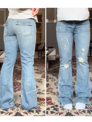 Lågmidjade jeans - Sjukt snygga Lågmidjade jeans som jag köpte på Plick för något år sedan. De har ett litet hål på inner lår. Midjemått: 83, innerben: 83. Tjejen på bilden är 165 och brukar ha S/36.
