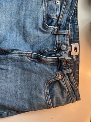 Blå bootcut low waist jeans - Säljer ett par jättefina jeans från Lager 157 i storlek XS. Modellen går inte att köpa längre ✨Superfin passform och sitter väldigt snyggt. Säljer då de tyvärr inte kommer till användning 💕