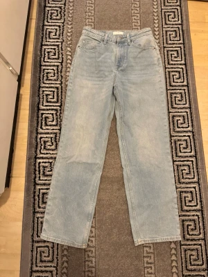 Ljusblå raka jeans från H&M - Säljer ett par ljusblå jeans från H&M, i storlek M(38). Jeansen är helt oanvända!🌸