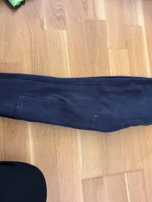 Ridbyxor  - Hej ja säljer dessa ridbyxor då jag slutade i ridning för flera årsedan och därav bara legat i ett förrådd hemma. Dom är använda ett par gången men ändå i fint skick. (Smutsiga därav dom legat i förrådet men kommer självklart att tvättas och fixas iordning innan leverans.) säljer för 400 men priset kan diskuteras.💘