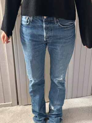 Levi's  raka blå vintage jeans - Hej!🌸Jag säljer ett par klassiska blå Levi's 501-jeans med rak passform och fem fickor. Jeansen är vintage med en lätt sliten look med små slitningar på benen och traditionell knappgylf. Storlek W31 och längd L34, passar dig som vanligtvis bär Small eller Medium.🫶