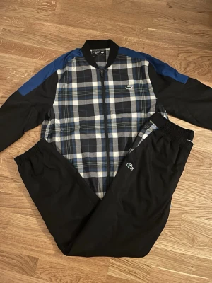  Lacoste dress - Säljer en helt ny dress från Lacoste.                •Storlek M                                                             •Priset kan diskuteras vid snabba affärer