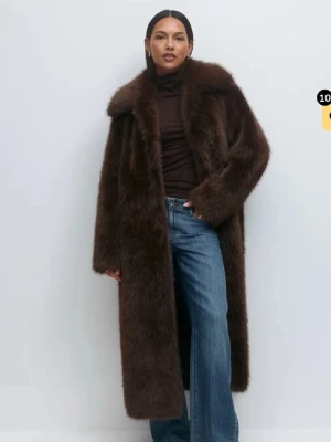 Lång brun fuskpäls kappa - Snygg lång kappa i brun fuskpäls med bred krage och raka ärmar. Använd 1 gång