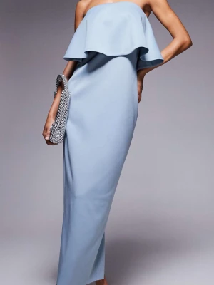 Ljusblå axelbandslös långklänning - Elegant ljusblå långklänning med axelbandslös design och volangdetalj över bysten. Klänningen har en rak siluett och slits bak för extra rörelsefrihet. Perfekt för dig som vill ha en stilren och modern look. Helt ny med etiketten kvar, ny pris 600kr