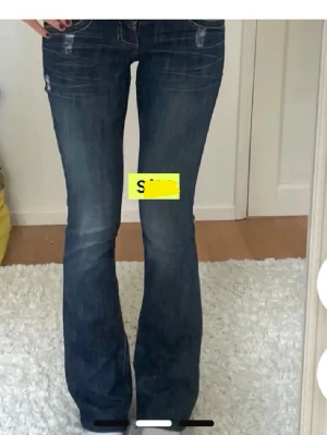 Mörkblå bootcut jeans med slitningar - Säljer ett par jätte fina jeans från guess dock lite slitna nere vid byxbenet men annars så så snygga, ockås väldigt lågmidjade, inte mina bilder men fråga om ni vill ha något annan bild så löser jag de💕