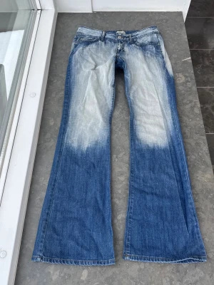 Lågmidjade jeans  - Så snygga jeans som tyvärr inte passar mig och har därför ingen bild på! Midjemått tvärsöver: 42cm  Midjehöjd: 21cm  Inerbens längd: 83cm💕