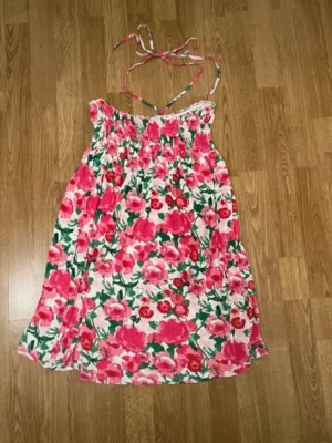 Klänning - Blommig klänning med snöre som går att ta ut till en bandeauklänning i storlek M från gina tricot, fint skick