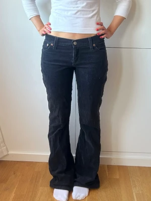 Manchester jeans  - Svarta manchester jeans från Levis. Storlek S, midja: 38x2 cm inneben: 81 cm