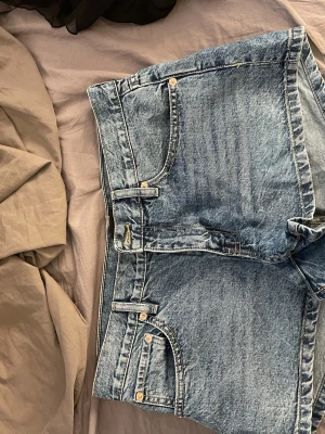 Lågmidjade jeansshorts - Aldrig använd