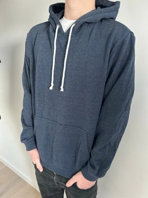 Pier One hoodie - Snygg och stilren Pier One hoodie som är perfekt för every day use. Vi svarar snabbt om ni har frågor!