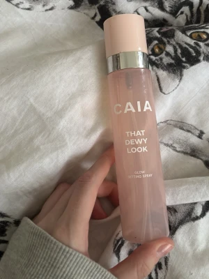 Tom flaska från Caia - Funkar bra, ni kan lägga in egen sättningspray eller vatten vad ni vill. Nu finns de inte mer dom förpackingar att köpa på caias sida.