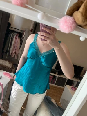 Vintage - Super fin färg och material köpt secondhand älskar den verkligen men kommer inte till användning ,finns ingen storlek men sitter som en S-M ☺️  Skriv om du undrar något💕