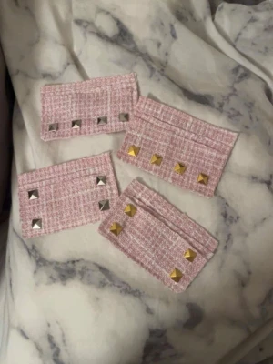 Handgjorda Plånböcker - Hej! Vi på Wallora syr och säljer handgjorda plånböcker i olika färge. Det går att beställa både med eller utan nitar om ni så känner för det. Vi erbjuder silver och  guldfärgade nitar. Perfekt accessoar för att ge en individuell  touch till din stil. 🙏😻👛