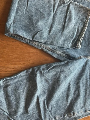 Blå jeans från sweet sktbs - Säljer ett par blå jeans från Sweet sktbs i klassisk denim med raka ben och femficksmodell. Jeansen har en tidlös tvätt och är tillverkade i bomull. Perfekta för dig som gillar en enkel och avslappnad stil.