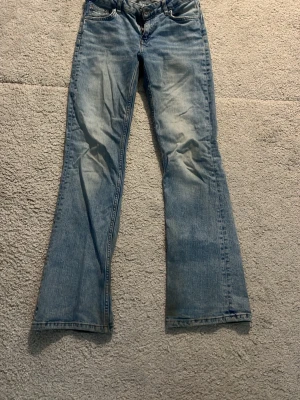 Ljusblå bootcut jeans - Säljer ett par ljusblå bootcut jeans från Gina har några täcken på användning men inget man märker