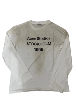 Acne long sleeve  - Säljer denna acne long sleeve 1996 i färgen dusty white. Köpt i usa på resa, kvitto tillkommer vid köp. Storleken är XS men passar S perfekt och lite tajtare på dem med M. Vid fler frågor kom pm