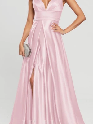 Ljusrosa balklänning i satin -  Ljusrosa balklänning från JJs house  i  satinmaterial med djup v-ringning fram och öppen rygg. Klänningen är köpt i storlek 36 men insydd och uppsydd, den passar mig som är 160cm, skulle säga att den passar någon som normalt har s.