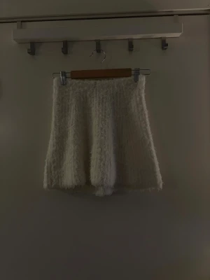 Kjol - Fluffig kjol i vitt. Super gullig med stickad tröja och ett par boots, på hösten och våren! Hör av dig om du har några frågor! 💗🫶🏼