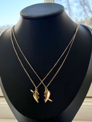 Maria Nilsdotter ”you and me” necklace Inspired! - Inspirerat Halsband av Maria Nilsdotter. Två matchande silver och guld halsband  med delade hjärthängen. Perfekt för att dela med en vän eller partner. Halsbanden är 100% rost och nickelfria och kedjorna är 40cm men går att förlänga med ytterligare 5cm. Vid mer frågor är det bara att höra av sig ☺️