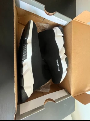 B@lenciaga skor - Helt nya, aldrig använt, hade 2 par så vill sälja en av dem,skriv till mig för funderingar 💬 