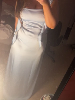 Fin balklänning 🩷 - Jattefin balklänning/maxiklanning frăn Vero Moda. Nypris 690 kr. Använd en gång endast! Storlek XI men passar absolut L/M om man tar in midjan lite! Perfekt nu runt baltider! Pris kan diskuteras💞