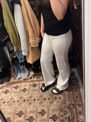 Vita mjukisbyxor med dragsko - Pris kan diskuteras. Säljer ett par vita mjukisbyxor med raka ben och dragsko i midjan. Byxorna har en avslappnad passform och är perfekta för en chill stil. Materialet känns mjukt och bekvämt, perfekt för att hänga hemma eller till vardags. använt en gång 
