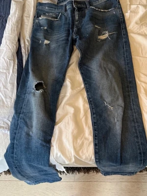Blå diesel jeans med slitningar - Säljer nu mina blåa diesel jeans som jag köpte i somras 2000kr. Storlek: W29 L30. Säljes då de inte kommer till användning längre.