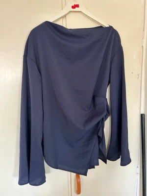 Mörkblå blus  - Mörkblå blus från SHEIN , använd endast en gång så den är i nytt skick. Sitter jätte fint.