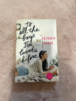 To all the boy’s I’ve loved before - To all the boys I’ve loved before av Jenny Han på engelska första boken i en romance triologi helt nyskick, aldrig blivit läst💓