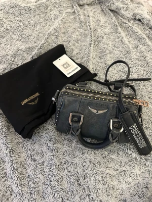 Zadig & Voltaire väska - Nano väskan från Zadig. Den är i användt skick. Kan skicka närmare bilder på defekterna. Dustbag och etikett finns. Säljs inte längre, därav priset.