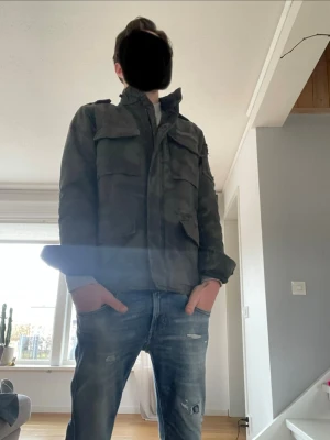 Zadig & Voltaire field jacka  - Skön field jacka i nyskick, tar byten på den med, hör av er om ni har frågor, pris kan diskuteras vid snabb affär