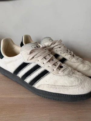 Knappt använda adidas samba cremevita - Snygga sambas som är perfekta till sommaren. Köptes i barcelona förra året därav ingen box kvar ☹️ Har snörat om skorna själv men det följer också med svarta snören. Hör av dig om du har frågor!