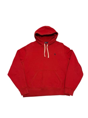 Röd hoodie från Polo Ralph Lauren - Snygg röd hoodie från Polo Ralph Lauren med klassisk huva och vita dragsnören. Har en känguruficka framtill och den ikoniska lilla blå loggan broderad på bröstet. Tillverkad i mjuk bomull som är skön att ha på sig. Perfekt för en avslappnad och stilren look.                                    📍Storlek:M  💪🏽Skick:Mycket bra   📐Mått:Längd:64cm:Bred:51:cm:  📎Material:100%Bomull:14%polyester  📦Skickar alltid inom 48h  ✅Äkthetsgaranti
