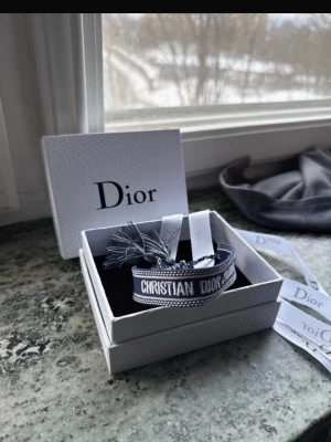 Dior Armband - Fräscht och snyggt armband i färgen mörkblå från dior. Perfekt för att göra din outfit komplett, endast armband följer med!!!