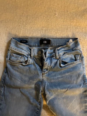 Ljusblå bootcut jeans från LTB - Säljer ett par ljusblå bootcut jeans från LTB i modellen Fallon. Superbekväma och sitter fint, pris kan diskuteras💕