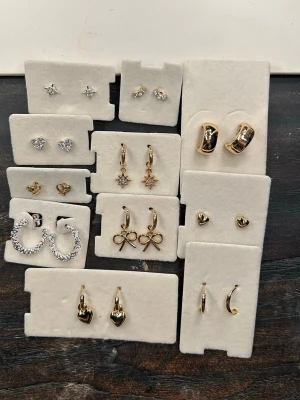 guld/silver örhängen  - helt oanvända örhängen från ur&penn, 70kr för alla men man kan även köpa enskilt