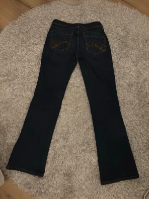 Mörkblå bootcut jeans med kontrastsömmar - Supersnygga mörkblå bootcut jeans med sömmar på fickorna💕