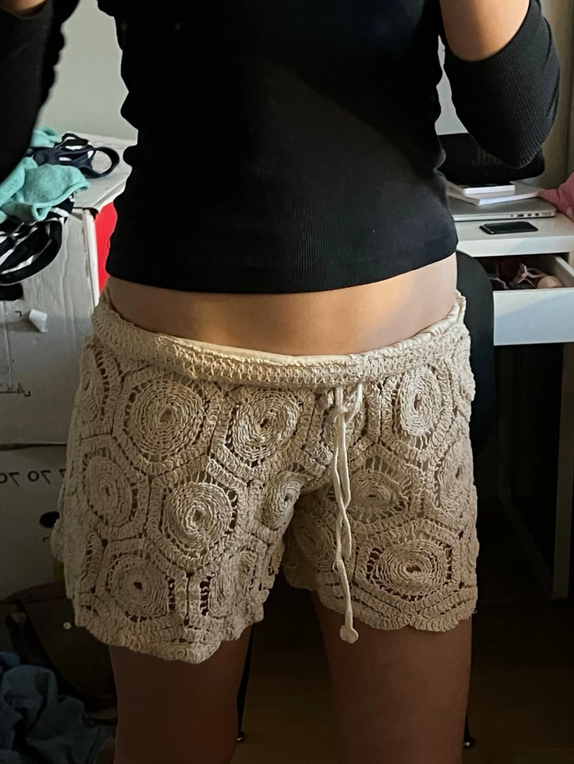 Beige virkade shorts med snörning - 1
