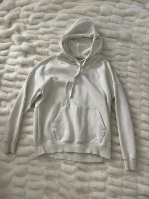 Vit hoddie - Säljer denna vita Hoddie i storlek XXS. Bra skick. Vid intresse är det bara att höra av sig💕