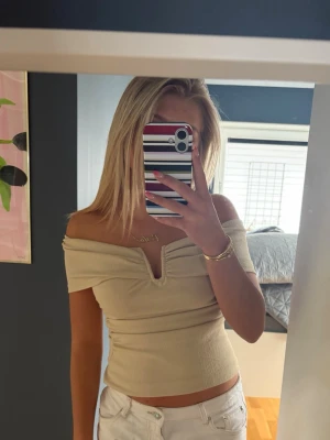 Beige offshoulder topp !! - Säljer denna superfina off shouldertoppen från Zara!! 🥰🥰🥰