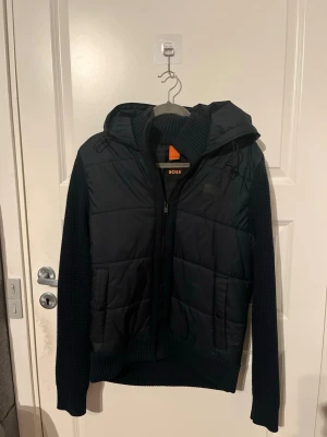 Cardigan  - Säljer min riktigt feta cardigan från BOSS som är knappt använd. Priset är inte hugget i sten!🤗